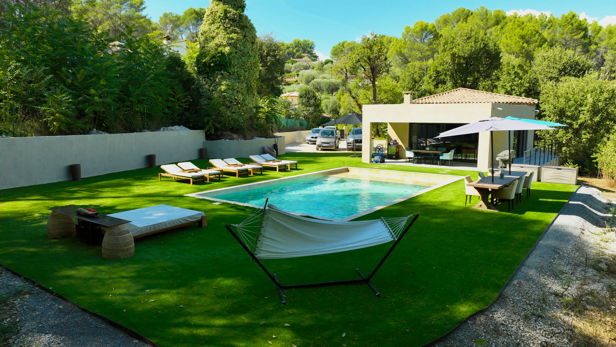Vue aérienne au drone d'une villa avec piscine pour l'immobilier