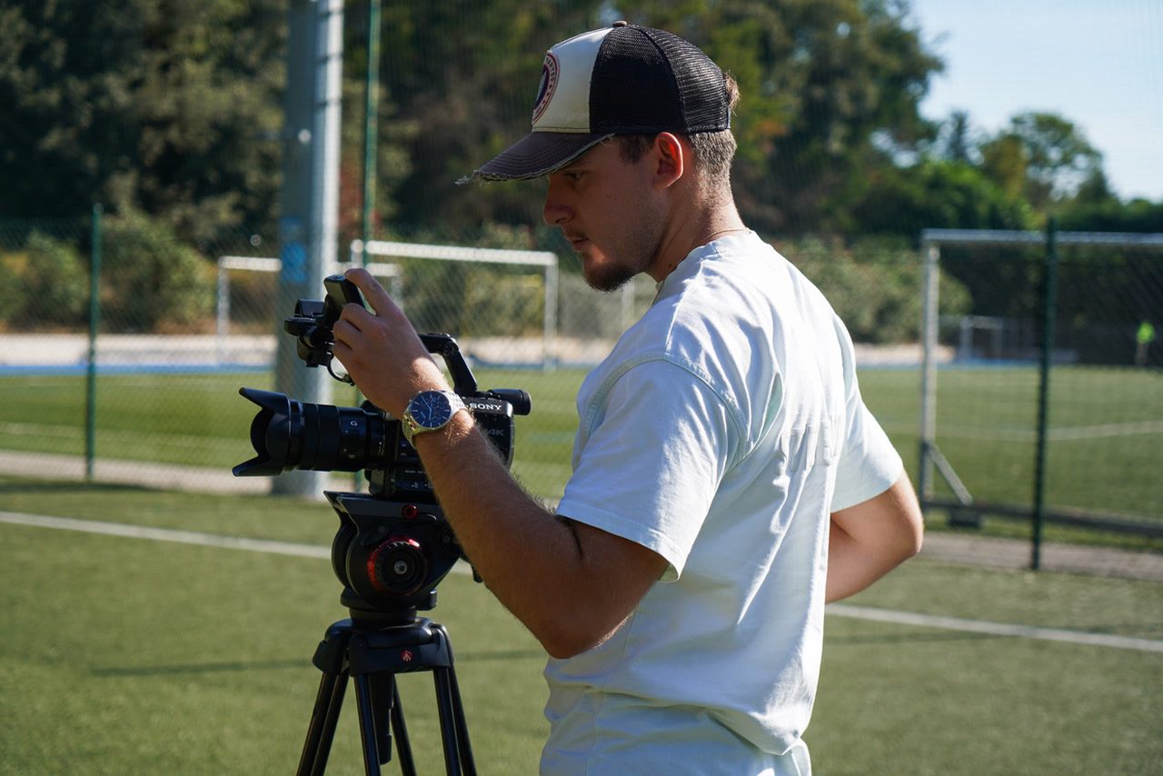 Louis CAPUS en tournage, caméra sur trépied
