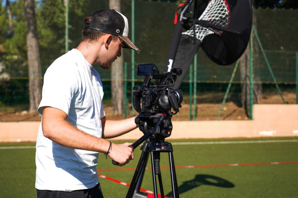 Tournage vidéo sur un terrain de sport