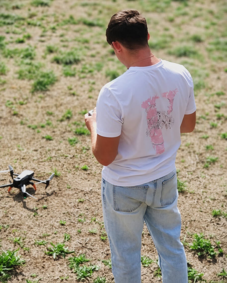 Louis CAPUS aux commandes de son drone posé dans un champ
