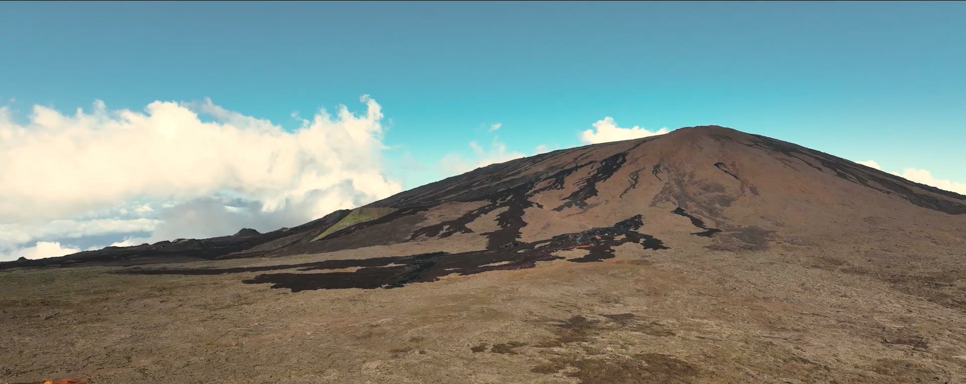 Le Piton de la Fournaise et ses coulées de lave filmés au drone, vidéo de voyage à La Réunion