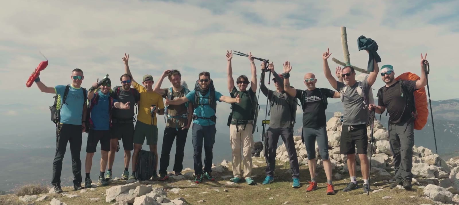 Les participants de Vol et Vitesse, bras levés au sommet, vidéo événementielle de CAPUS Production